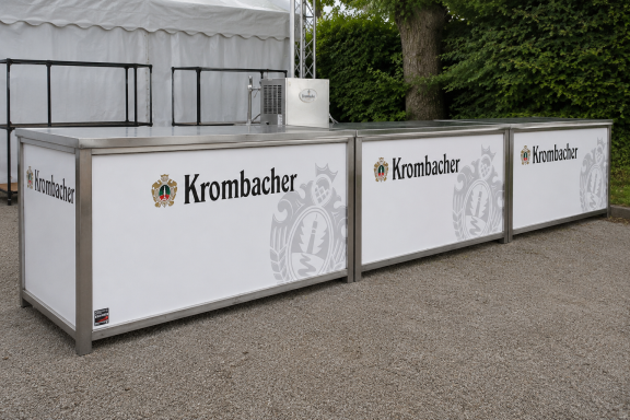 Drei Kühltische mit dem Krombacher-Logo auf weißen Flächen.